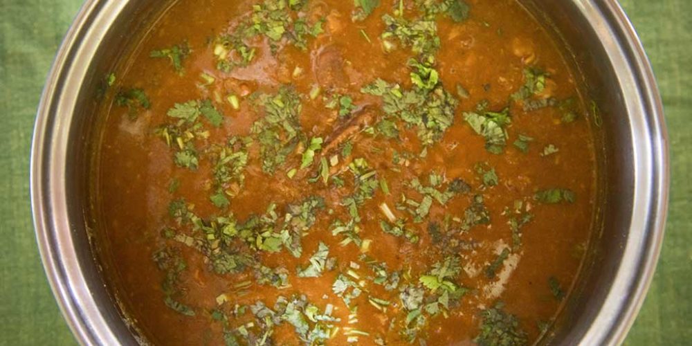 This mutton curry is unique to the Chettiyars of Karaikudi in Chettinad, Tamilnadu, South India because it not only includes the flavours of goondu milagai chilies but also fennel and coconut.