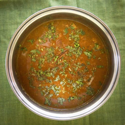 This mutton curry is unique to the Chettiyars of Karaikudi in Chettinad, Tamilnadu, South India because it not only includes the flavours of goondu milagai chilies but also fennel and coconut.