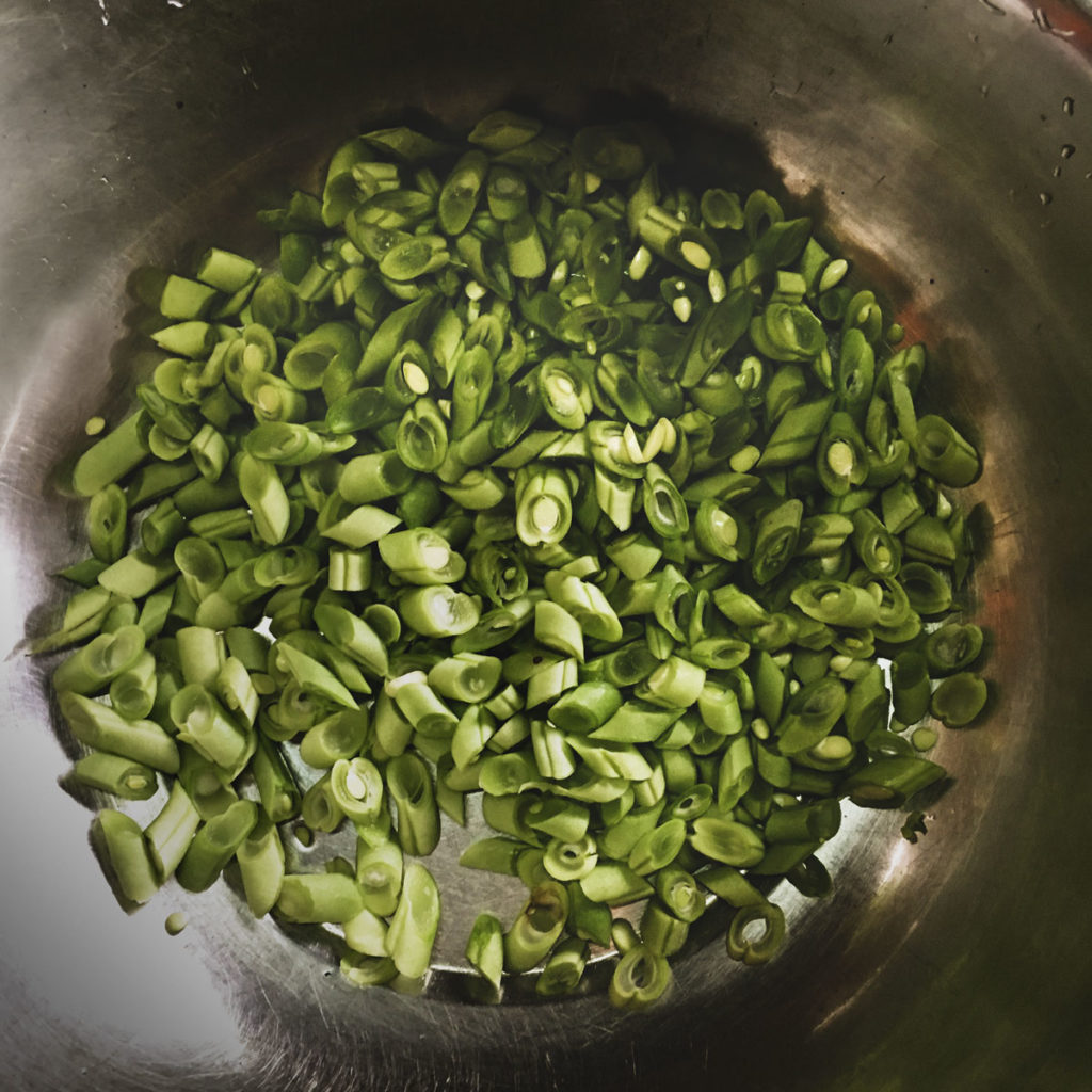 Preparation for green beans thoran.